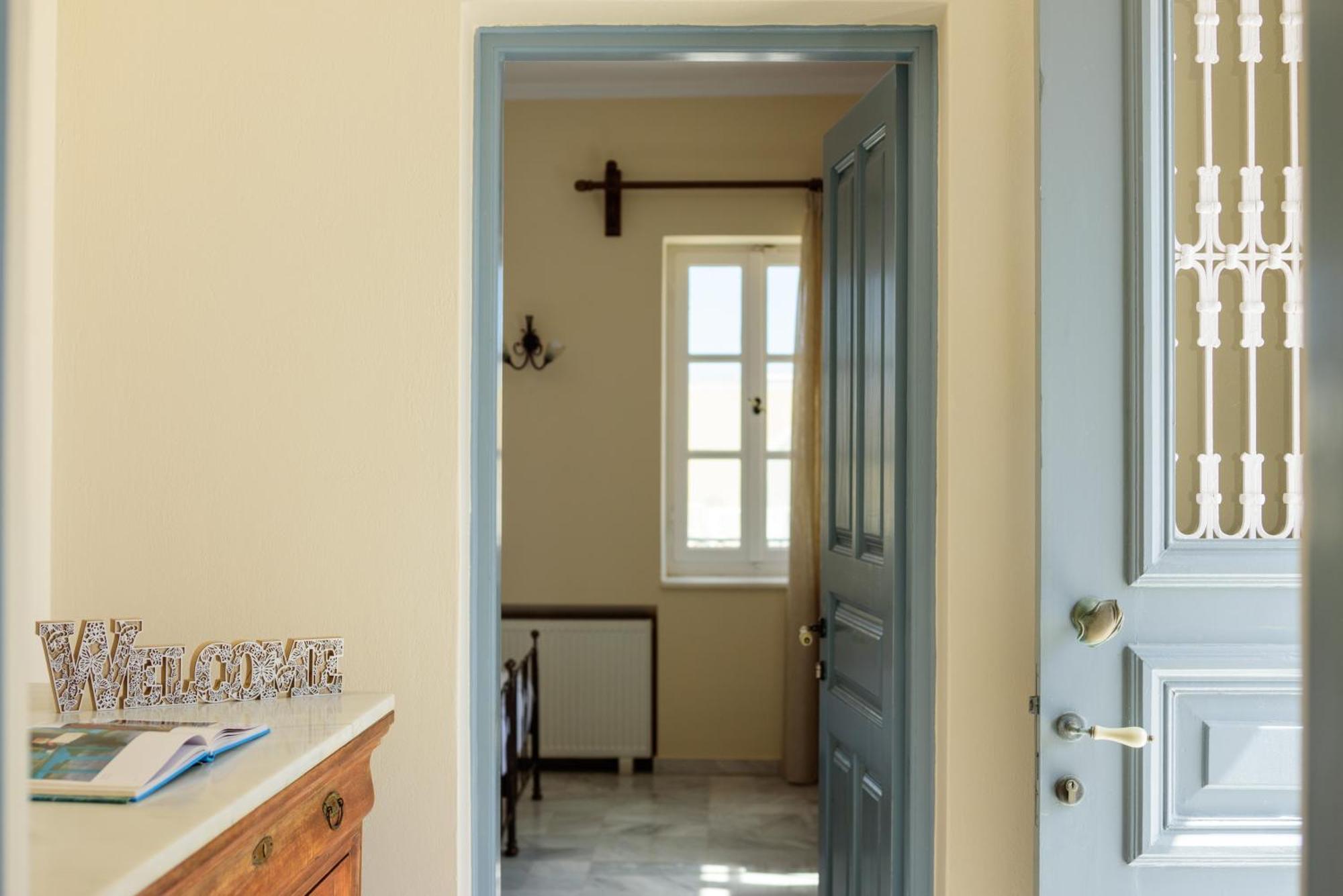 Ikio Concept Santorini Hotel Pýrgos Екстериор снимка