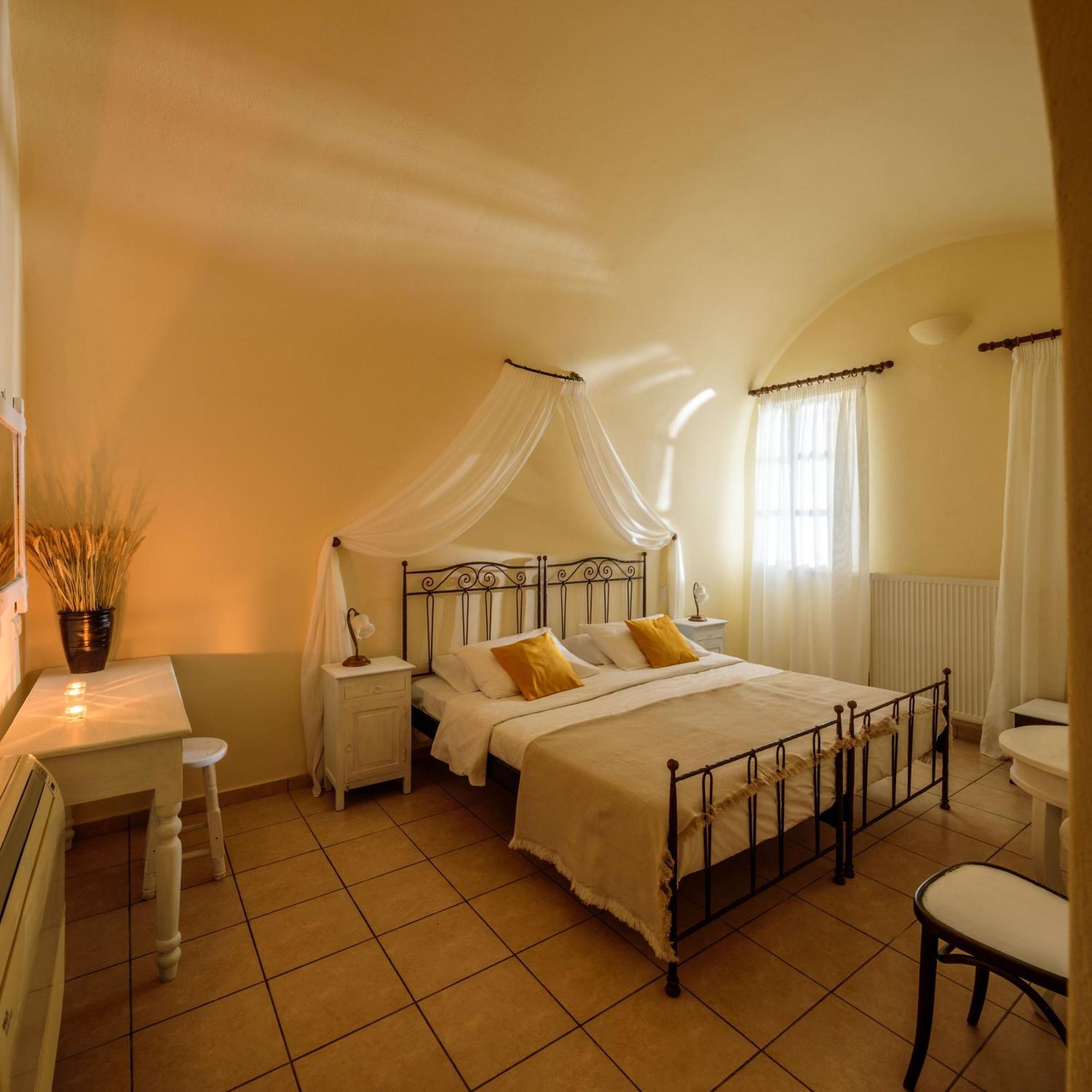 Ikio Concept Santorini Hotel Pýrgos Екстериор снимка
